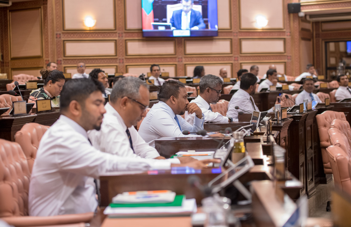 ަމަޖިލިސް ޗެމްބަރުގައި މެމްބަރުން