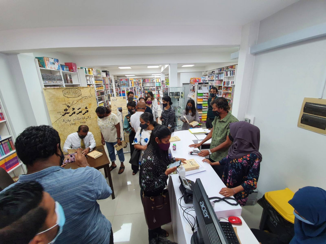 ރައީސް ނަޝީދު ލިޔުއްވި ދެރަދުން ފޮތް - މި ފޮތުގެ މައިގަނޑު ޚުލާސާ އަކީ 1800 ން 1900ށް ހޭދަވި ސަތޭކައެއްހާ އަހަރު ދުވަހުގެ ތެރޭގައި ރާއްޖޭގެ ވެރިކަމުގެ ނިޒާމު ހިމުންވެފައި އޮތް ގޮތް ރާޅުވެގެން ދިއަ ގޮތުގެ ވާހަކަ - ފޮޓޯ: ރާއްޖެއެމްވީ