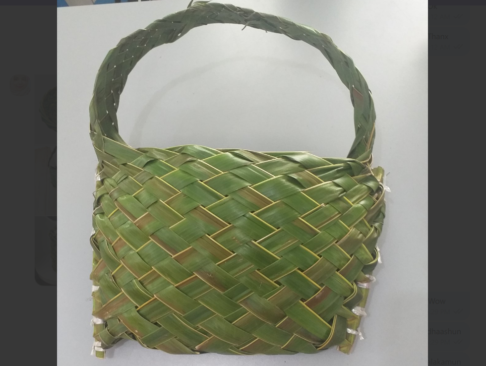 އައްޑޫ ޑަބްލިއުޑީސީ ފަންތޮށިިި ކޯސް - ފަންތޮށި ކޯހުގެ ބައިވެރިން ހަދާފައިވާ އިތުރު އައިޓަމެއް. މިއީވެސް ތަކެތި އަޅައިގެން އުފުލޭގޮތަށް ހަދާފައިވާ ދަބަހެއްގެ ވައްތަރެއް. މިކޯހުގެ ބައިވެރިންދަނީ ބާޒާރު ކުރުމަށާއި ދަތުރު ދިއުންފަދަ ކަންތަކަށް އެމީހުން ދަސްކުރި ތަކެތި ވަރަށް އެކަށޭނަ ކަމަށް ބުނެ އެފަދަ ކަންކަމަށް އެތަކެތި ބޭނުންކުރަމުން . މިއީ ޒީރޯ ޕްލާސްޓިކް ގައުމަކަށް ރާއްޖެ ހެދުމަށް ކުރާ މަސައްކަތުގައި، މިހާރު ބޭނުންކުރާ ޕްލާސްޓިކް ސާމާނާއި ބާޒާރު ކޮތަޅުގެ ބަދަލުގައި ވެސް ގެންގުޅެވިދާނެ މުހިއްމު ސާމާނުތަކެއް. – ފޮޓޯ: ޑަބްލިއުޑީސީ 