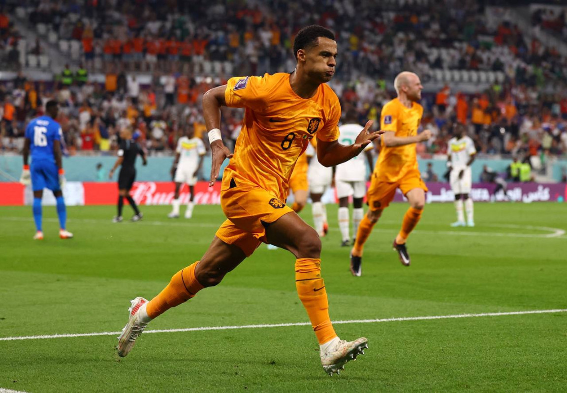 ނެދަލޭންޑްސް އަދި ސެނެގާލް ބައްދަލު ކުރި މެޗުގެ ތެރެއިން, ނެދަލޭންޑްސްގެ ދެ ވަނަ ލަނޑު ޖެހުމަށްފަހު އުފާ ފާޅު ކުރަނީ: ފޮޓޯ - ރޮއިޓާސް   