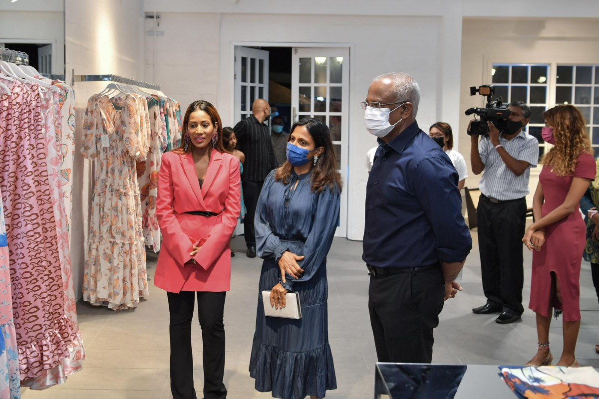 ރައިދާސް މޯލްޑިވްސް ސްޕްރިންގ ސަމަރ ކަލެކްޝަން 2022 އިފްތިތާޙުކުރުން - ރައިދާސް މޯލްޑިވްސް ފިހާރަ، ރައީސުލްޖުމްހޫރިއްޔާގެ ދެކަނބަލުން ވަނީ ބައްލަވާލައްވާފައި - ފޮޓޯ: ރައީސް އޮފީސް