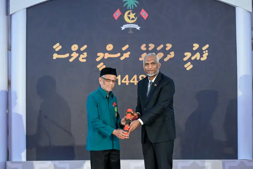 ނިޝާން ދިޔަމިގިލީ ޝަރަފުގެ އިއްޒަތް، އަލްއުސްތާޛު ކަށިމާ އަހްމަދު ޝާކިރަށް އަރުވައިފި