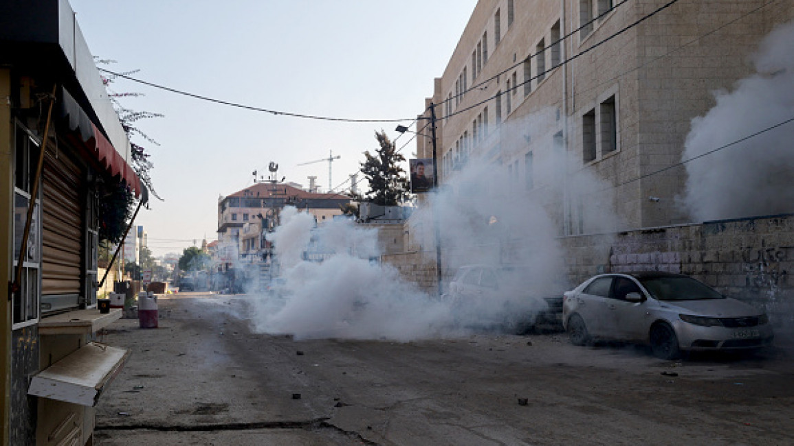 ޖެނިން ސިޓީގައި އިސްރާއީލު ސިފައިން އަނެއްކާވެސް ހިންގި އޮޕަރޭޝަނެއްގައި ނޫސްވެރިންނަށް ވަނީ ކަރުނަ ގޭސް ޖަހައިފައި