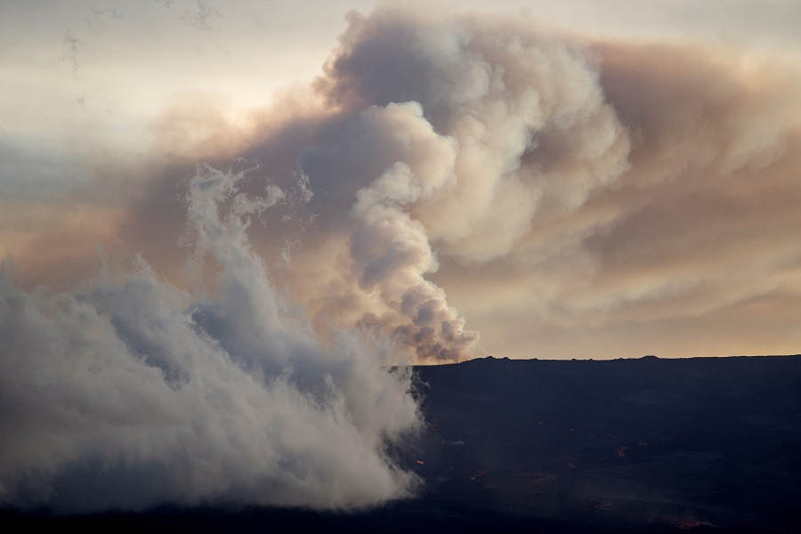 ހަވާއީގެ މައުނާ ލޯއާ އަލިފާން ފަރުބަދަ ގޮވުމުގެ ތެރޭގައި ދުން އަރާ މަންޒަރު. - ފޮޓޯ: ރޮއިޓަރސް