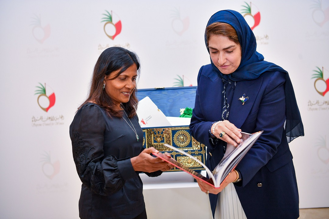 ރައީސުލްޖުމްހޫރިއްޔާގެ އަނބިކަނބަލުން ފަޒްނާ އަޙްމަދާއި ބަޙްރައިންގެ ސުޕްރީމް ކައުންސިލް ފޮރ ވިމެންގެ ސެކްރެޓަރީ ޖެނެރަލް ޙާލާ މުޙައްމަދު ޖާބިރް އަލްއަންޞާރީ - ފޮޓޯ: ރައީސް އޮފީސް 