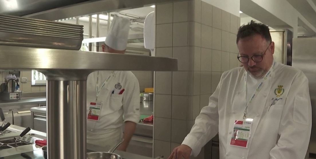 ކޭކް ތައްޔާރުކުރުމުގައި އުޅުނު ޝެފުން