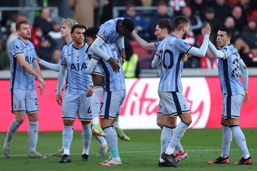 މެޗުގައި ލަނޑު ޖެހުމަށްފަހު ޓޮޓެންހަމްގެ ކުޅުންތެރިން އުފާ ފާޅު ކުރަނީ