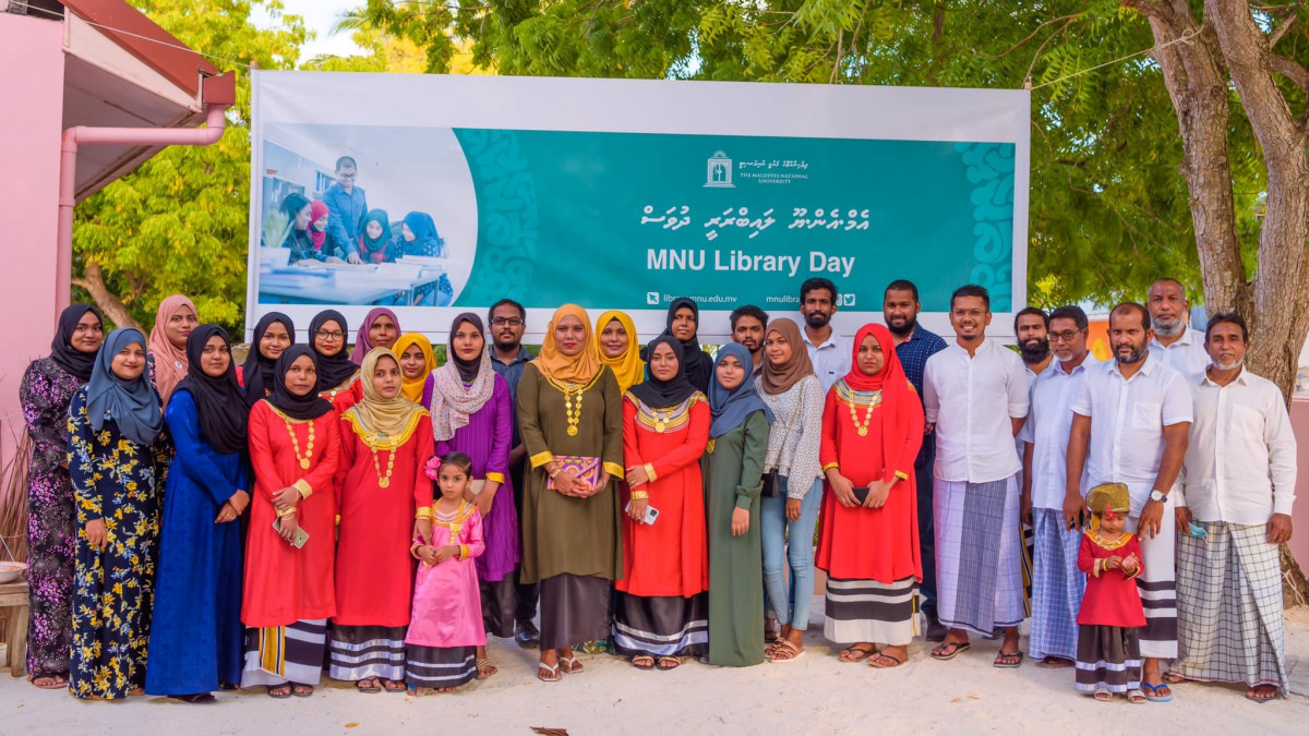 ގައުމީ ޔުނިވަރސިޓީގެ ގަމު ކެމްޕަހުން ލައިބްރަރީ ދުވަސް ފާހަގަ ކުރުމަށް ގެންދިޔަ ހަރަކާތްތަކުގެ ތެރެއިން - ފޮޓޯ: އެމްއެންޔޫ