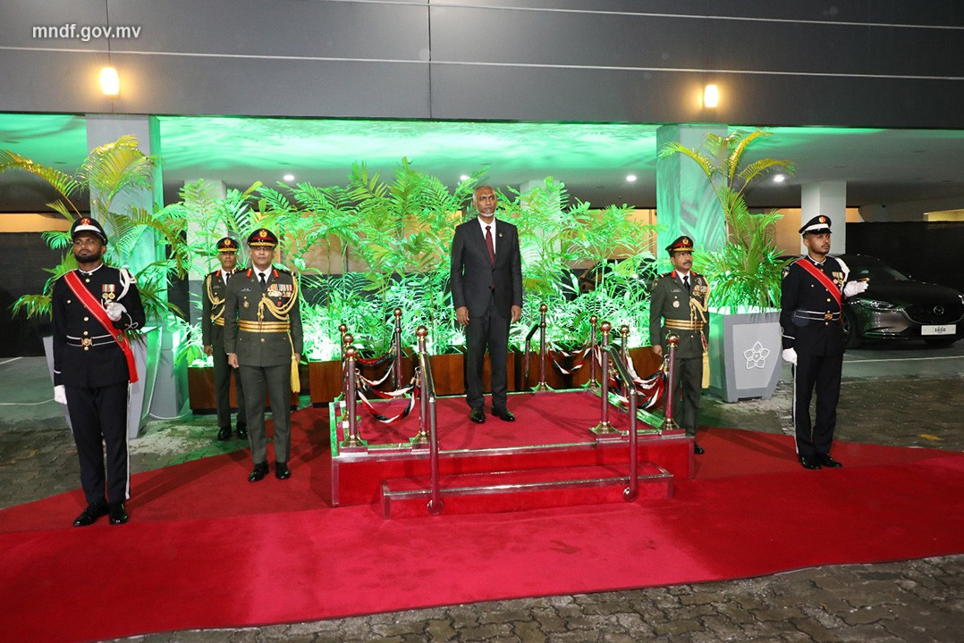 ރައީސުލްޖުމްހޫރިއްޔާ ދިވެހި ސިފައިންނާ ބައްދަލު ކުރެއްވުން