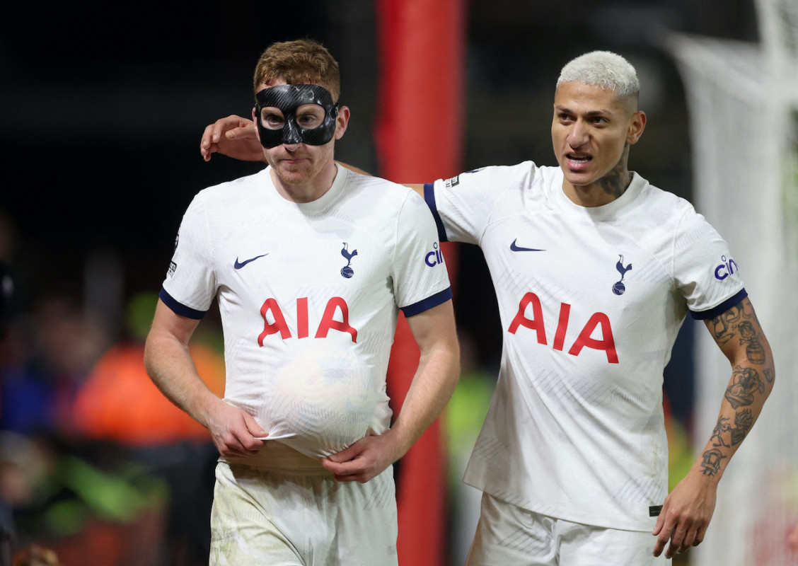 މެޗުގައި ޓޮޓްނަމްގެ ލަނޑު ޖެހި ކުލުސުވެސްކީ އާއި ރިޗާލިސަން