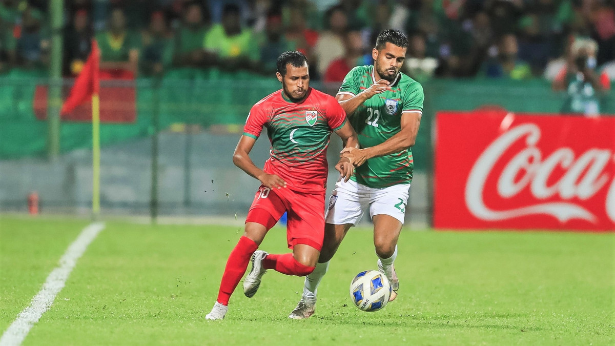 ރާއްޖެ އާއި ބަންގްލަދޭޝް ބައްދަލުކުރި މެޗުގެ ތެރެއިން - ފޮޓޯ: އިމޭޖަސް.އެމްވީ