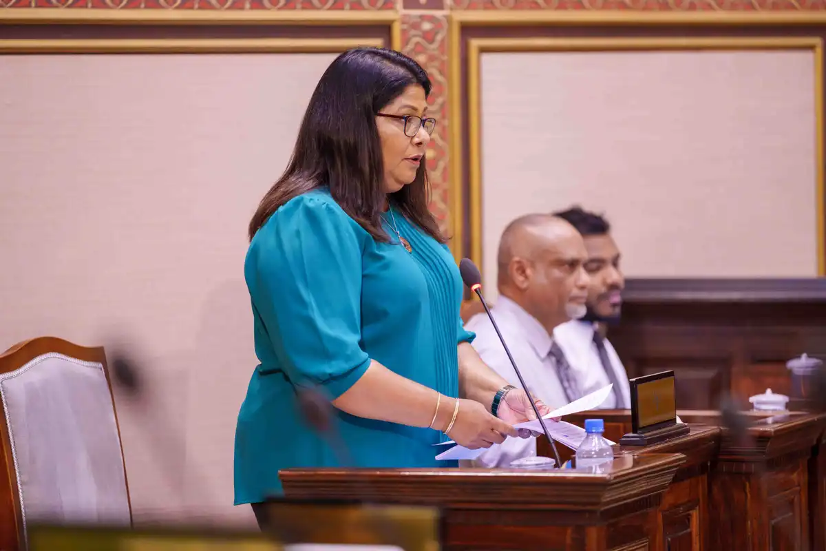 ރައްޔިތުންގެ މަޖިލީހުގައި ހެލްތް މިނިސްޓަރު ގީލާ އަލީ ވާހަކަ ދައްކަވަނީ.