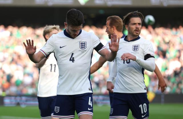 މެޗުގައި ލަނޑު ޖެހުމަށްފަހު އިންގްލެންޑުގެ ކުޅުންތެރިން އުފާ ފާޅު ކުރަނީ