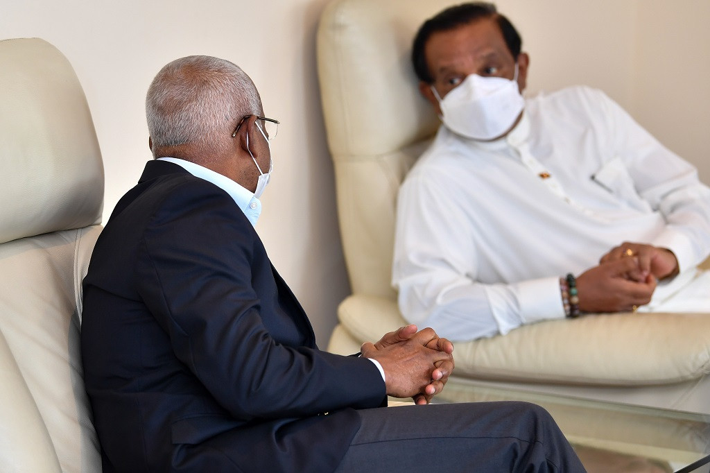 "ޕްރައިމް މިނިސްޓަރ މަހިންދަ ރާޖަޕަކްސަ ޓްރޮފީ 2021" ފުޓްބޯޅަ މުބާރާތަށް ރައީސުލްޖުމްހޫރިއްޔާގެ ދެކަނބަލުން ސްރީލަންކާއަށް ވަޑައިގެންނެވުން - ފޮޓޯ: ރައީސް އޮފީސް