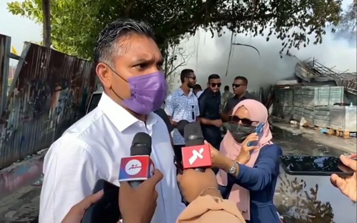 ނީލަން ފިހާރަތައް ހުންނަ ސަރަޙައްދުގައި ހިނގައިގެން އުޅޭ އަލިފާނުގެ ޙާދިސާ