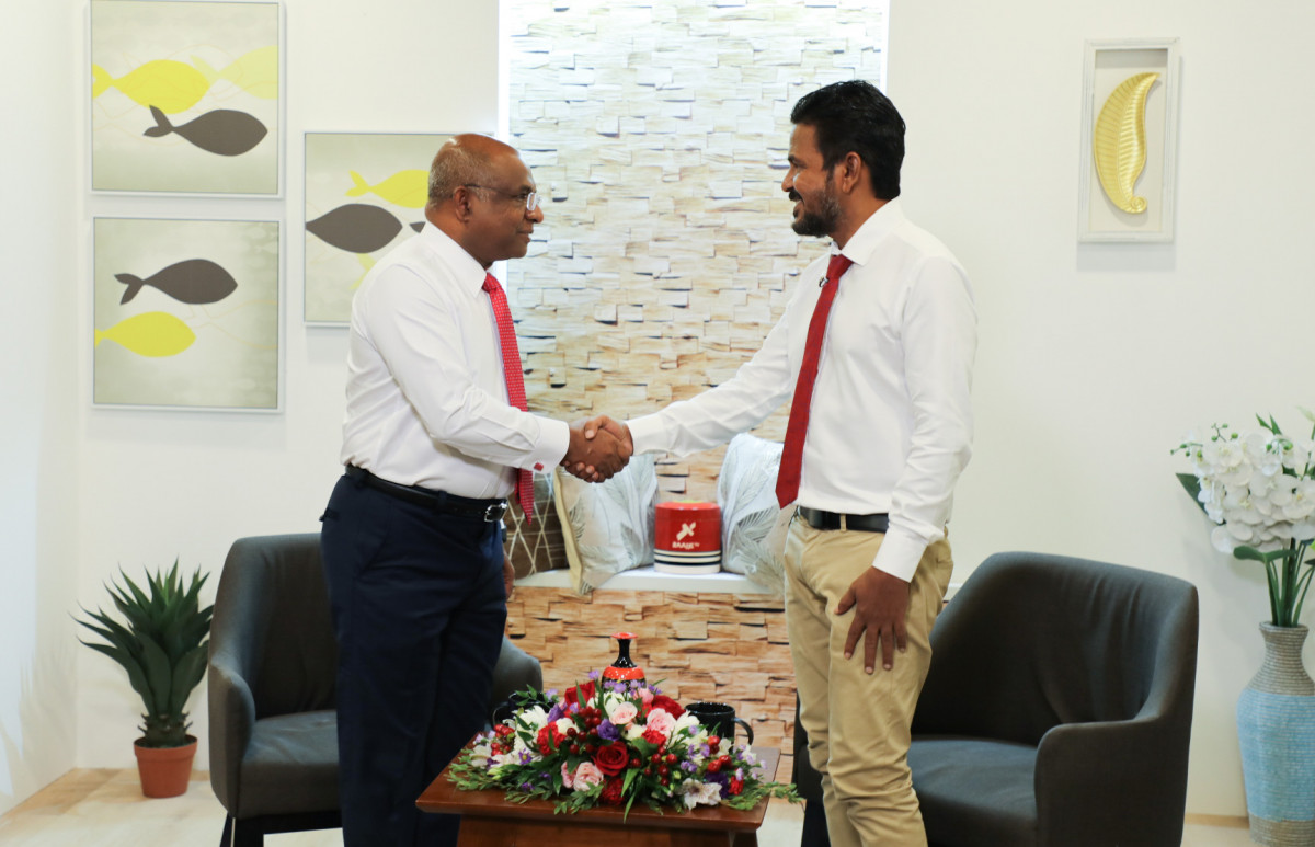 އދ.ގެ އާންމު މަޖިލީހުގެ ރައީސް އަބްދުﷲ ޝާހިދު ރާއްޖެޓީވީ އަށް ކުރެއްވި ޒިޔާރަތުގެ ތެރެއިން - ޑިމޮކްރަސީއަށް މިކުރި ދަތުރުގައި އެންމެ ދަތި އެންމެ ކަޅު ދުވަސްވަރުގައި ވެސް އެ ހިތްވަރާއެކު ރައްޔިތުންގެ އަޑު ރާއްޖެޓީވީން ގެނެސްދެއްވި ކަމަށް ވިދާޅުވި - ފޮޓޯ: ރާއްޖެއެމްވީ