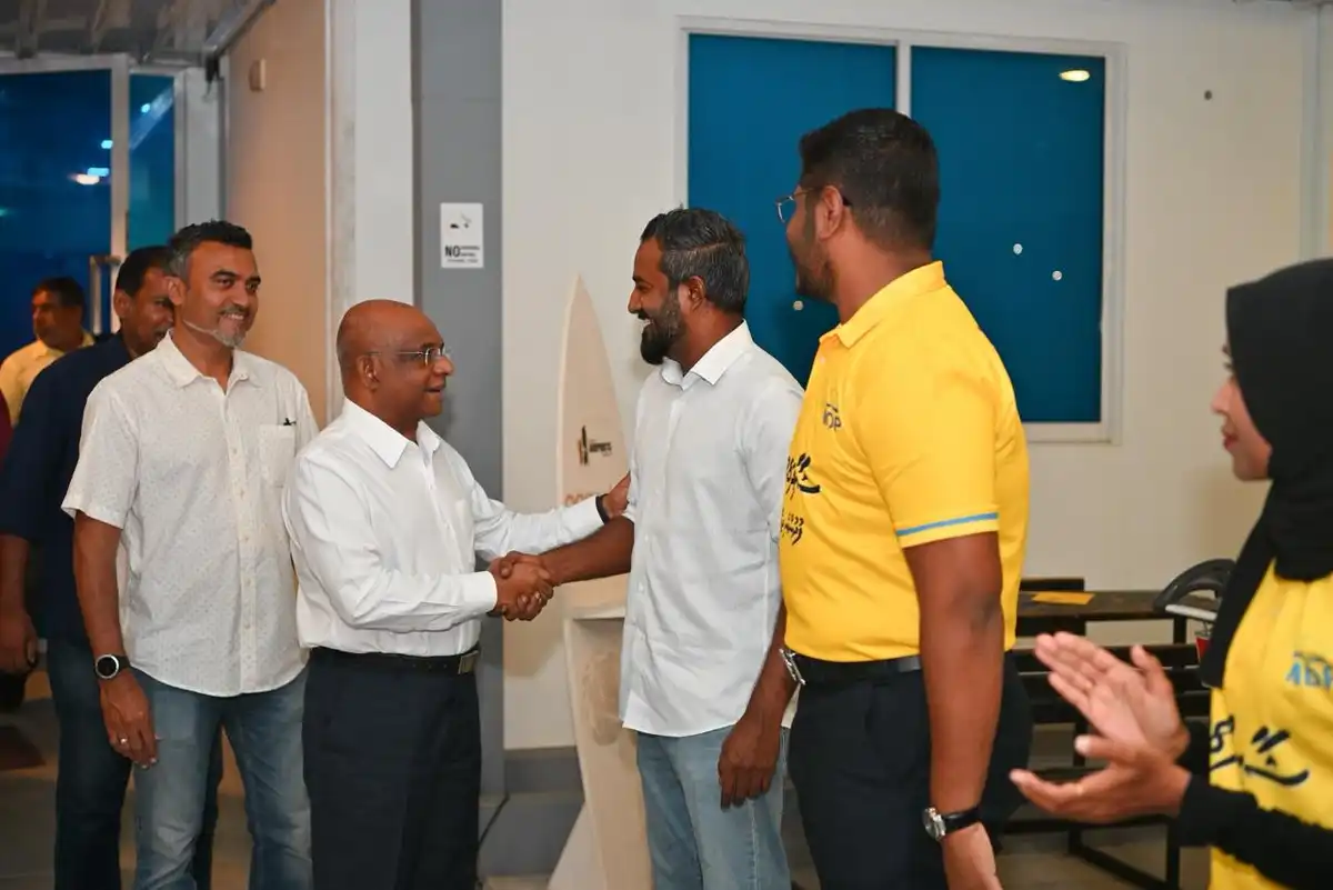 އެމްޑީޕީގެ ކުރީގެ ރައީސް އަބްދުﷲ ޝާހިދު އާއި އެމަނިކުފާނުގެ ކެމްޕެއިން ޓީމަށް ކުޅުދުއްފުށި ސިޓީ އިން ހޫނު މަރުހަބާ އެއް ވަނީ ދަންނަވާފައި