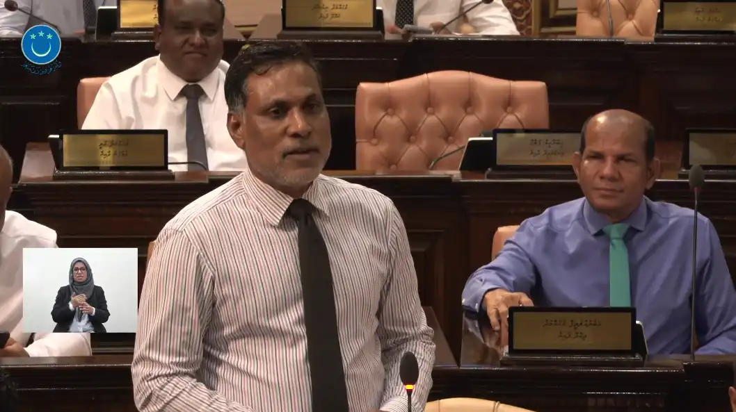 ހޯމަ ދުވަހުގެ ރައްޔިތުން މަޖިލީހުގެ ޖަލްސާގައި، ހުޅުމާލެ ދެކުނު ދާއިރާގެ މެންބަރު ޑރ. އަހްމަދު ޝަމްހީދު ވާހަކަ ދައްކަވަނީ