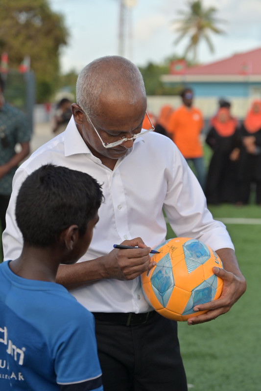 ރައީސް ޞާލިޙު ށ. އަތޮޅަށް ކުރައްވާ ދަތުރުފުޅު - ފޯކައިދޫ އަށް ވަޑައިގަތުން - ރައީސް ބޯޅައެއްގައި ސޮއި ކުރައްވަނީ - ފޮޓޯ: އެމްޑީޕީ