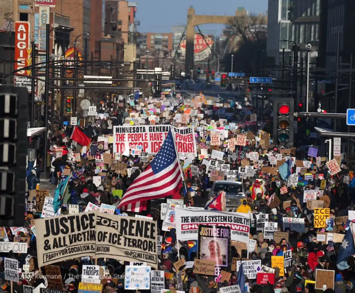 ހުކުރު ދުވަހު "އައިސް" އޭޖެންޓުންނާ ދެކޮޅަށް އެމެރިކާގެ މިނިއަޕޮލިސް ގައި އެތައް ހާސް ބަޔަކު ވަނީ މުޒާހަރާ ކޮށްފައި.