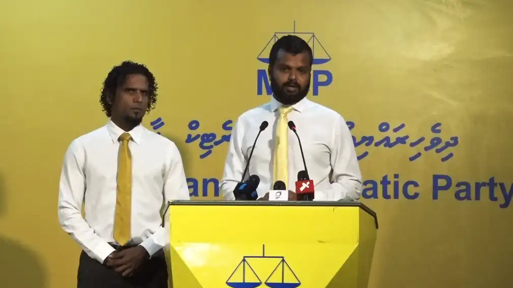 ބުރާސްފަތި ދުވަހު އެމްޑީޕީގެ ހަރުގޭގައި ބޭއްވި ނޫސްވެރިންގެ ބައްދަލުވުމުގައި އެމްޑީޕީގެ ގައުމީ މަޖިލީހުގެ މެންބަރު ހުސައިން ހަސަން ވާހަކަ ދައްކަވަނީ.