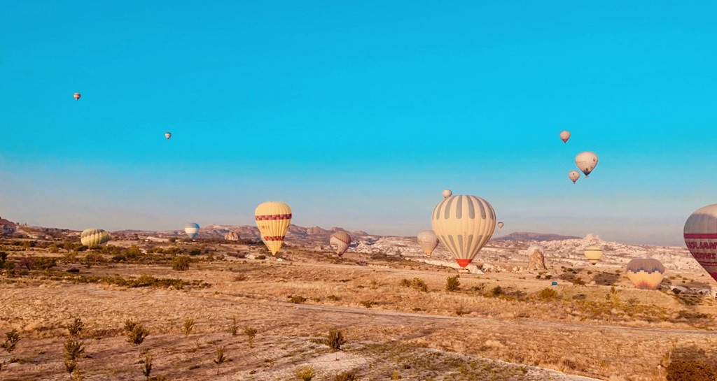 ހޮޓް އެއަރ ބެލޫން - ހޮޓް އެއަރ ބެލޫންގެ ތެރޭގައި ހުޅުގަނޑެއް ރޯކޮށްގެން ހޫނުކުރަމުން މައްޗަށް އަރާ ވަގުތަކީވެސް ވަރަށް ހިތްގައިމު ވަގުތެއް - ފޮޓޯ: ނާޒުމީ ސައީދު / ރާއްޖެއެމްވީ