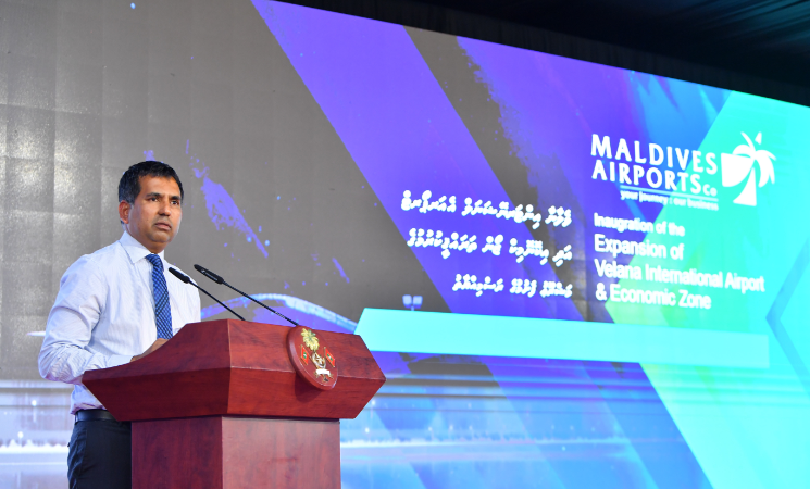 ވެލާނާ އިންޓަނޭޝަނަލް އެއާޕޯޓުގެ ތިންވަނަ ފޭސް ތަރައްގީ ކުރުމުގެ މަޝްރޫއު އިފްތިތާހްކުރި ޖަލްސާގައި ވަޒީރު މުޙައްމަދު ސައީދު ވާހަކަފުޅު ދައްކަވަނީ