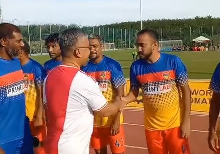 މެލޭޝިޔާގައި ބޭއްވި ވެޓަރަންސް މުބާރާތުގައި ވާދަކުރި ސޮކާމޭޓްސް ކުޅުންތެރިން މެޗު ފެށުމުގެ ކުރިން