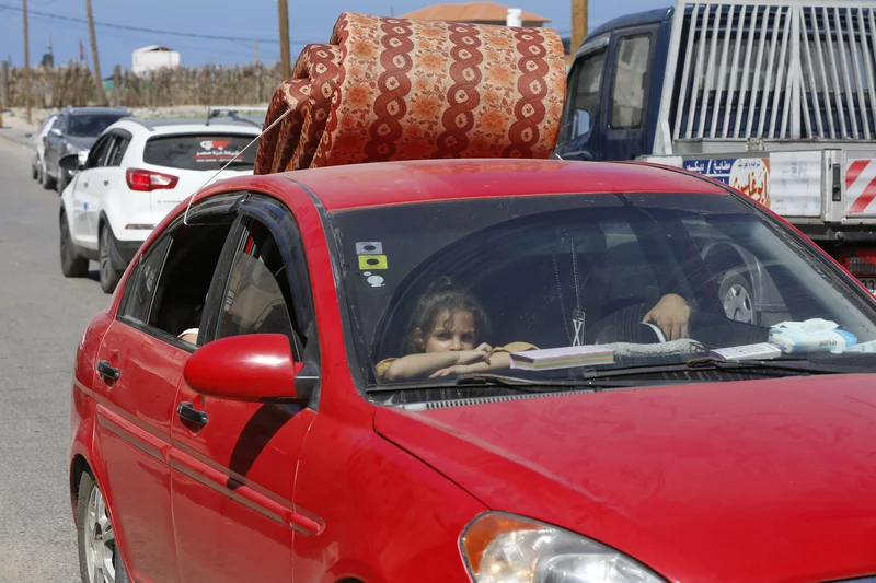 ޣައްޒާގައި ތިބި އާންމުންގެ 1.1 މިލިއަން މީހުން ގެދޮރު ދޫކޮށް ޣައްޒާ ސިޓީގެ ދެކުނުން ދިއުމަށް އިސްރާއީލުގެ އަސްކަރިއްޔާއިން ބޭނުންވާ ކަމަށް އދއިން ރިޕޯޓްކުރުމާ ގުޅިގެން، އެ ސިޓީ ދޫކޮށް ދެކުނުގެ ރައްކާތެރި ހިސާބުތަކަށް ދިއުމަށް އާންމުން އެމީހުންގެ މުދާ ހިފައިގެން   އެ ސިޓީ ދޫކޮށް ދެކުނުގެ ރައްކާތެރި ހިސާބުތަކަށް ދިއުމަށް ދާ މަންޒަރު -- ފޮޓޯ: އޭއެފްޕީ - ގެޓީއިމޭޖްސް