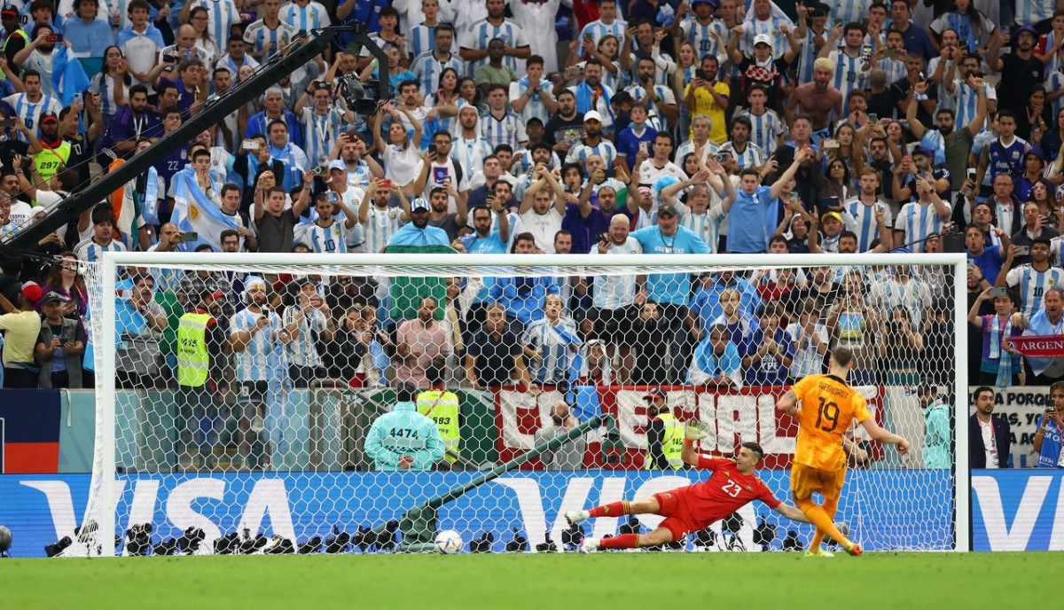 އާޖެންޓީނާ އަދި ނެދަލެންޑްސް ކުޅުނު މެޗުގެ ތެރެއިން - ފޮޓޯ: ރޮއިޓާސް