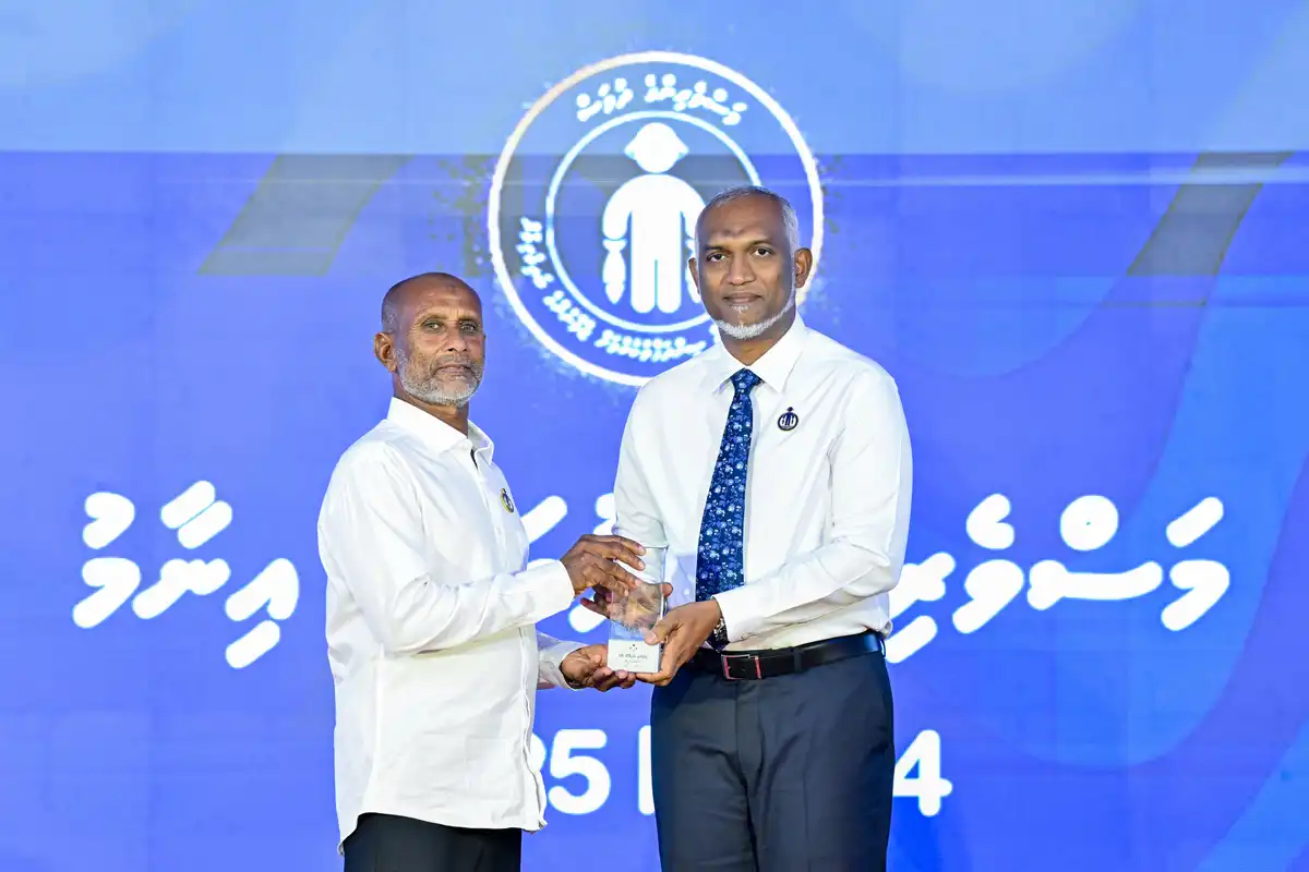 ރައީސް މުއިއްޒު 45 ވަނަ މަސްވެރިންގެ ދުވަހުގެ ރަސްމީ ޖަލްސާ ގައި އިނާމު ދެއްވަނީ