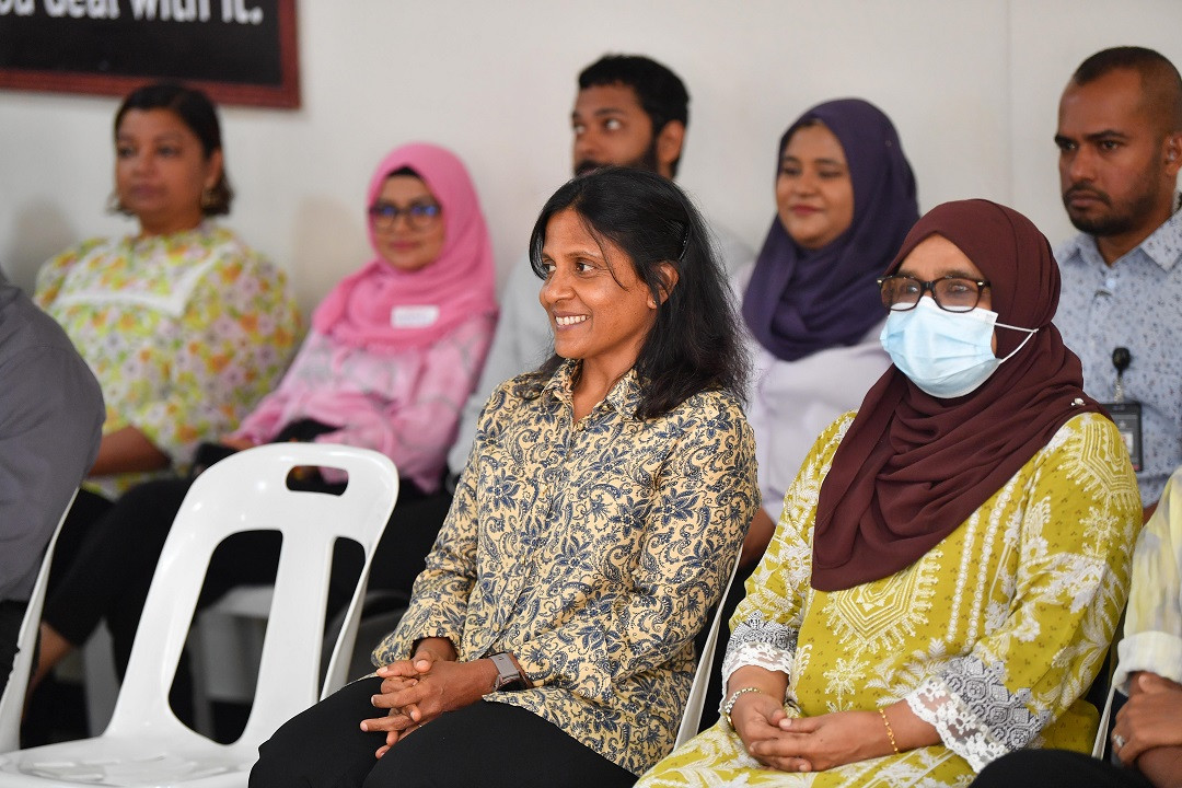 އިކޯސިސްޓަމްސް އޮފް ދަ މޯލްޑިވްސް' ފޮތް އިފްތިތާހުކުރުމުގެ ރަސްމިއްޔާތުގެ ތެރެއިން - ފޮޓޯ: ރައީސް އޮފީސް