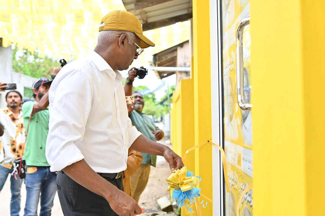 ރިޔާސީ ކޭމްޕޭނަށް ރައީސް ޅ. ކުރެންދޫއަށް ވަޑައިގެން، އެރަށުގެ އެމްޑީޕީ ހަރުގެ ހުޅުއްވައިދެއްވުން - ފޮޓޯ: އެމްޑީޕީ