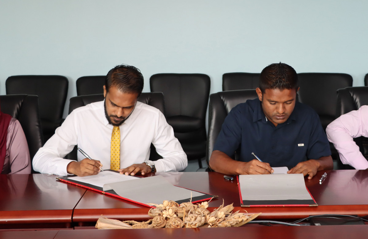 ސ.ހިތަދޫ ސްކޫލުގެ 12 ކުލާސްރޫމް އިމާރާތުގެ މަސައްކަތް ހަވާލުކުރުމުގެ އެއްބަސްވުމުގައި ސޮއިކުރަނީ