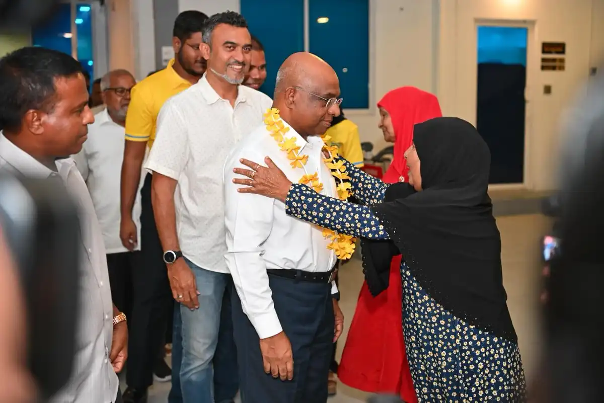 އެމްޑީޕީގެ ކުރީގެ ރައީސް އަބްދުﷲ ޝާހިދު އާއި އެމަނިކުފާނުގެ ކެމްޕެއިން ޓީމަށް ކުޅުދުއްފުށި ސިޓީ އިން ހޫނު މަރުހަބާ އެއް ވަނީ ދަންނަވާފައި