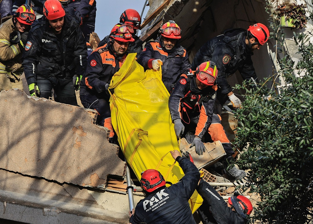 ފެބްރުއަރީ 20 ވަނަ ދުވަހުގެ ރޭ އައި ބިންހެލުމުގެ ސަބަބުން ވެއްޓުނު އިމާރާތްތަކުގެ ދަށުގައި ތާށިވެފައިތިބި މީހުން ސަލާމަތްކުރުމުގެ މަސައްކަތް ދަނީ ކުރަމުން - ފޮޓޯ: ރޮއިޓަރސް