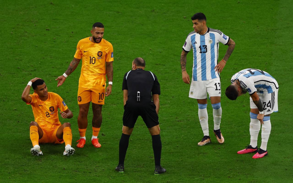 އާޖެންޓީނާ އަދި ނެދަލެންޑްސް ކުޅުނު މެޗުގެ ތެރެއިން - ފޮޓޯ: ރޮއިޓާސް