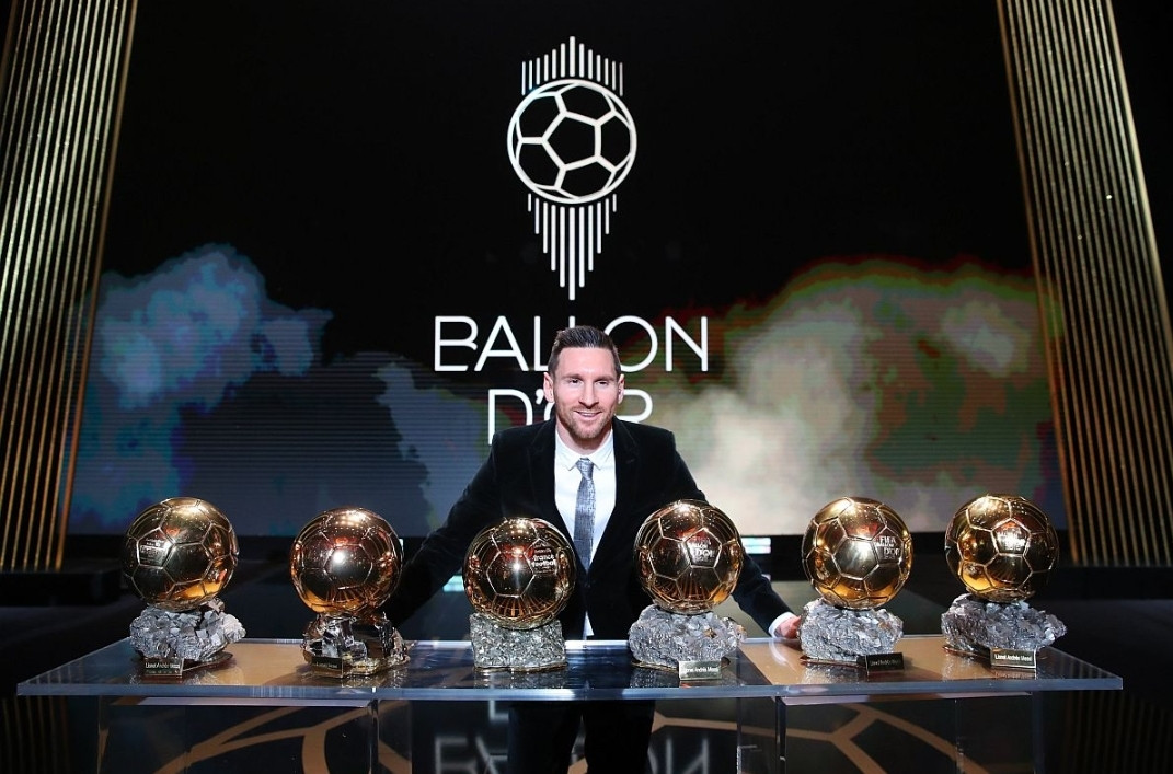 އާޖެންޓީނާގެ ސުޕަރ ސްޓަރ ލިއޯ މެސީ އޭނާއަށް ލިބިފައިވާ ހަ ބަލޮންޑޯރ އެވޯޑާއެކު: މިފަހަރުގެ އެވޯޑު ހޯދުމުގެ ފުރުސަތުވެސް މެސީއަށް ލިބިފައިވޭ