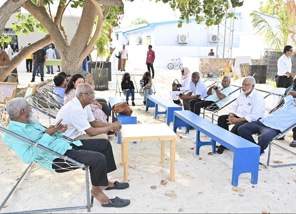 ރައީސް ޞާލިހް އާއިލާ ބޭފުޅުންނާއެކު ހިންނަވަރުގައި