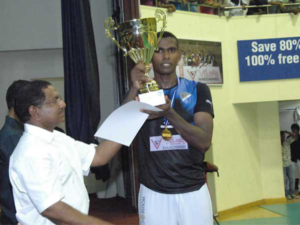 ސިފައިންގެ ކްލަބްގެ ކެޕްޓަން ޖުނެއިދު ތަށްޓެއް އުފުލާލަނީ