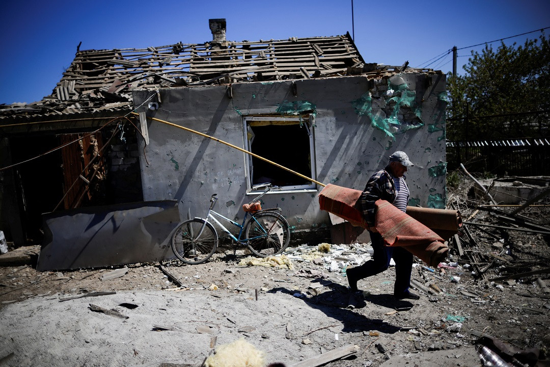 ޔޫކްރެއިންގެ ދެކުނުގެ އަވަށަކަށް ރަޝިއާގެ މިސައިލް ހަމަލާއެއް އަމާޒުވެ، ގެއްލުން ލިބިފައިވާ ގެއެއް - ފޮޓޯ: ރޮއިޓަރސް