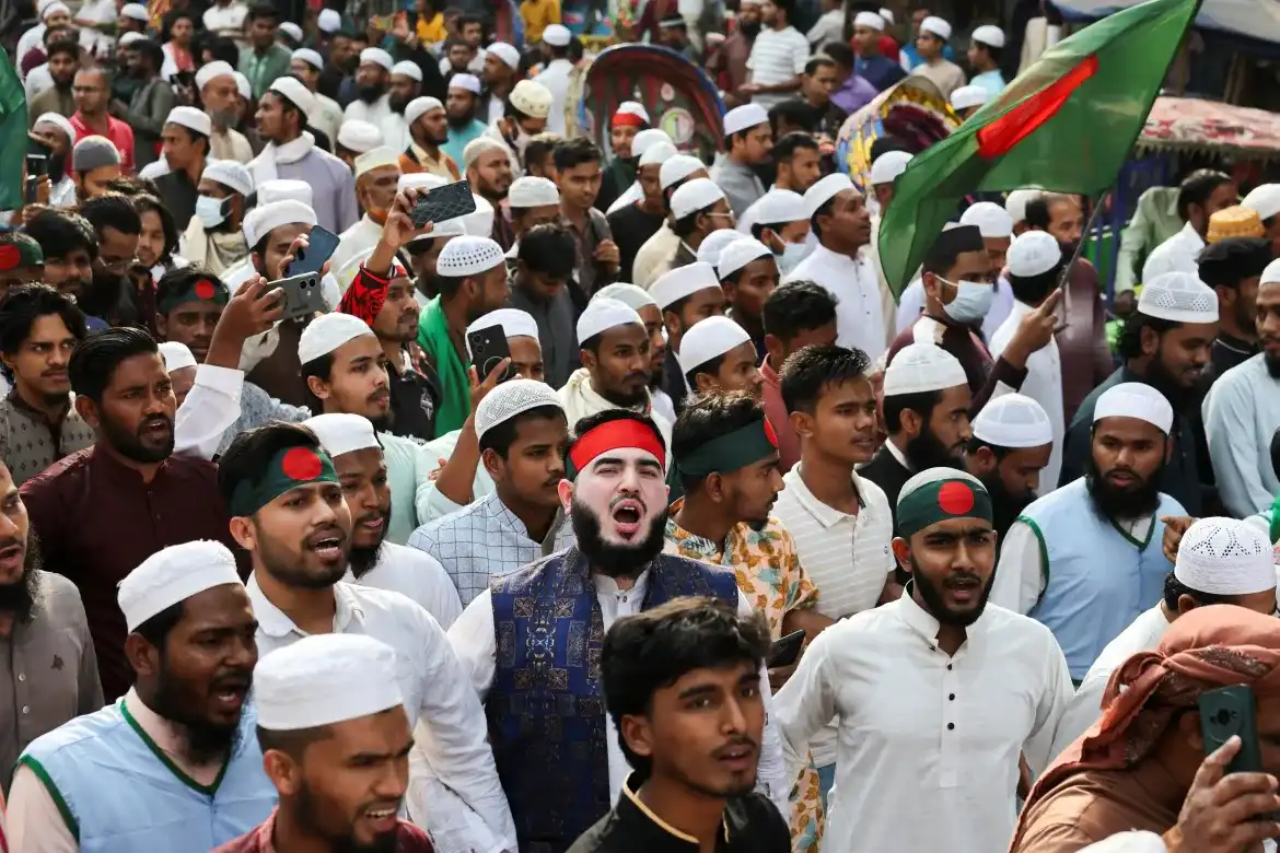 ބަންގްލަދޭޝް ގެ ވަގުތީ ލީޑަރު ވަނީ ހޮނިހިރު ދުވަހަކީ ހިތާމައި ގެ ދުވަހެއް ކަމަށް އިއުލާން ކުރައްވައި ރައްޔިތުން ސުލްހަވެރިކަމާއެކު ތިބުމަށް އިލްތިމާސް ކުރައްވާފައި. ފޮޓޯ: ރޮއިޓަރސް