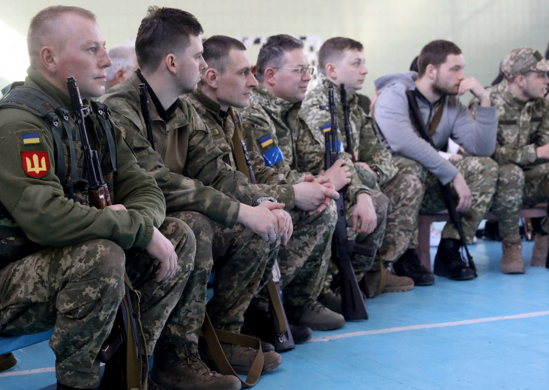 ރަޝިޔާއިން ޔޫކްރެއިނަށް އަރައިގަތުމާއި ގުޅިގެން ޔޫކްރެއިންގެ ސަރަހައްދީ ދިފާއީ ބާރުތަކުގެ މެމްބަރުން އެމީހުންގެ އެކުވެރިން ކަމަށްވާ ކްސެނިއާ އާއި ރޯމަންގެ ކައިވެނި ހަފްލާއެއްގައި ބައިވެރިވަނީ. 20 މާޗް 2022 .ޔޫކްރެއިންގެ ވެރިރަށް ކީވްގައި. ފޮޓޯ: ރޮއިޓަރސް