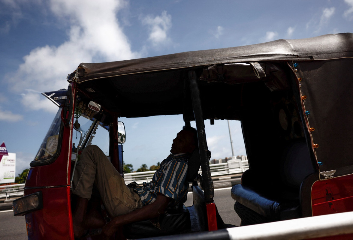 ލަންކާގެ އިގުތިސޯދީ ހީނަރުކަމުގެ ތެރޭގައި، ކޮލަމްބޯގެ ފިއުލް ސްޓޭޝަނަކުން ޕެޓްރޯލް ގަންނަ ކިއު ކައިރީގައި ތިން ފުރޮޅުލީ އުޅަނދެއްގެ ތެރޭގައި މީހަކު ނިދާފައި.
ފޮޓޯ: ރޮއިޓަރސް