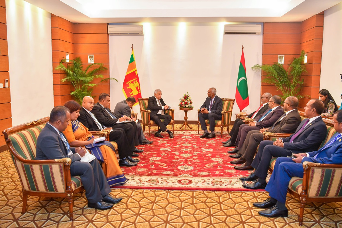 ރައީސުލްޖުމްހޫރިއްޔާ ޑޮކްޓަރ މުޙައްމަދު މުޢިއްޒު ސްރީލަންކާގެ ރައީސް ރަނިލް ވިކްރަމަސިންހައާ ބައްދަލުކުރެއްވުން