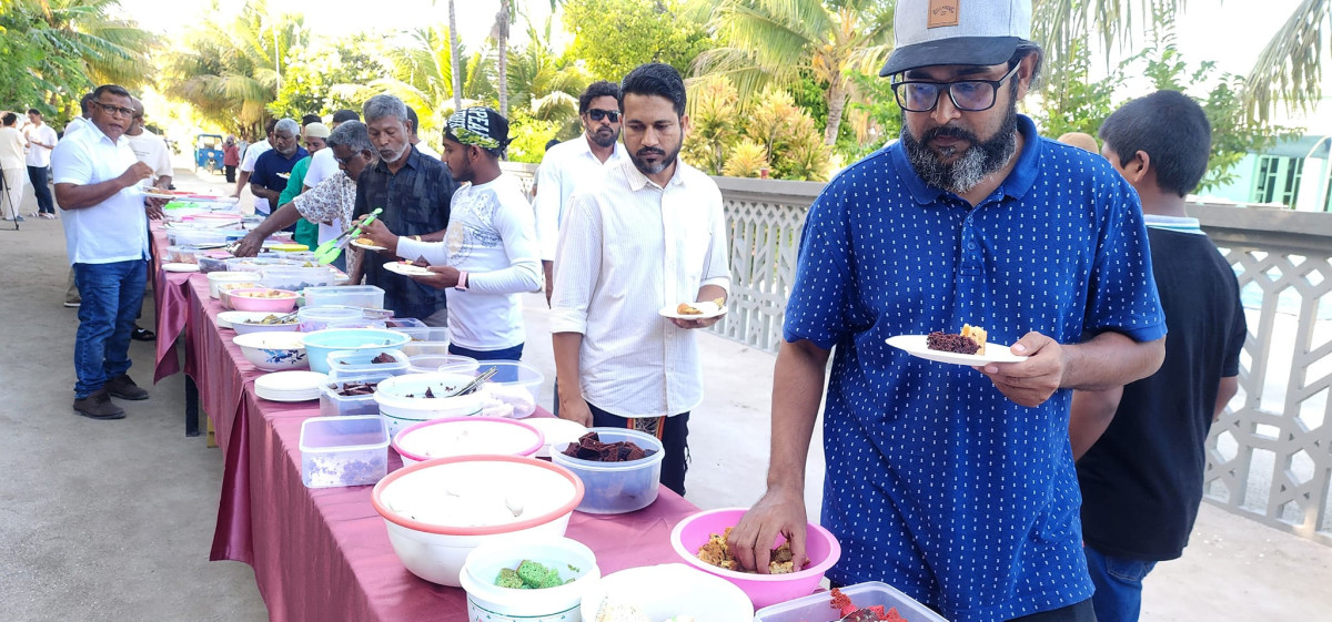 އަޟްހާ ޢީދު 1445 - ބ. ކަމަދޫ ރައްޔިތުން އަޟްހާ ޢީދުގެ އުފަލުގައި ބާއްވަމުންދާ ހަރަކާތްތަކުގެ ތެރެއިން ޢީދު ދުވަހުގެ ހެނދުނު ބޭއްވި ސައިގައި ރަށުގެ ގިނަ ރައްޔިތުންނާއި ރަށަށް ޒިޔާރަތްކުރި މީހުން ވެސް ވަނީ ބައިވެރިވެފައި - ފޮޓޯ: ކަމަދޫ އީދު 1445 / ފޭސްބުކް