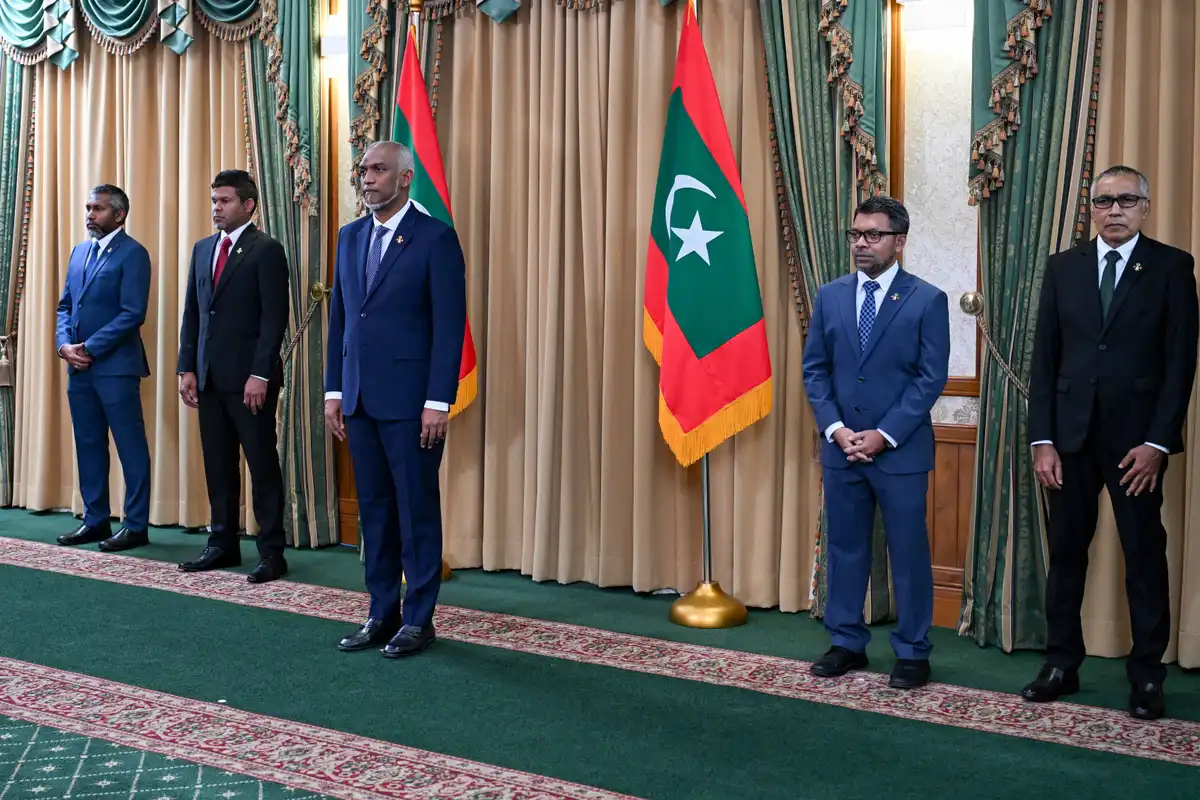 ސަރުކާރުގެ ކެބިނެޓަށް ބަދަލު ގެނެސް އައު ކެބިނެޓް ހުވާކުރުމުގެ ރަސްމިއްޔާތުގައި ރައީސް މުއިއްޒު.