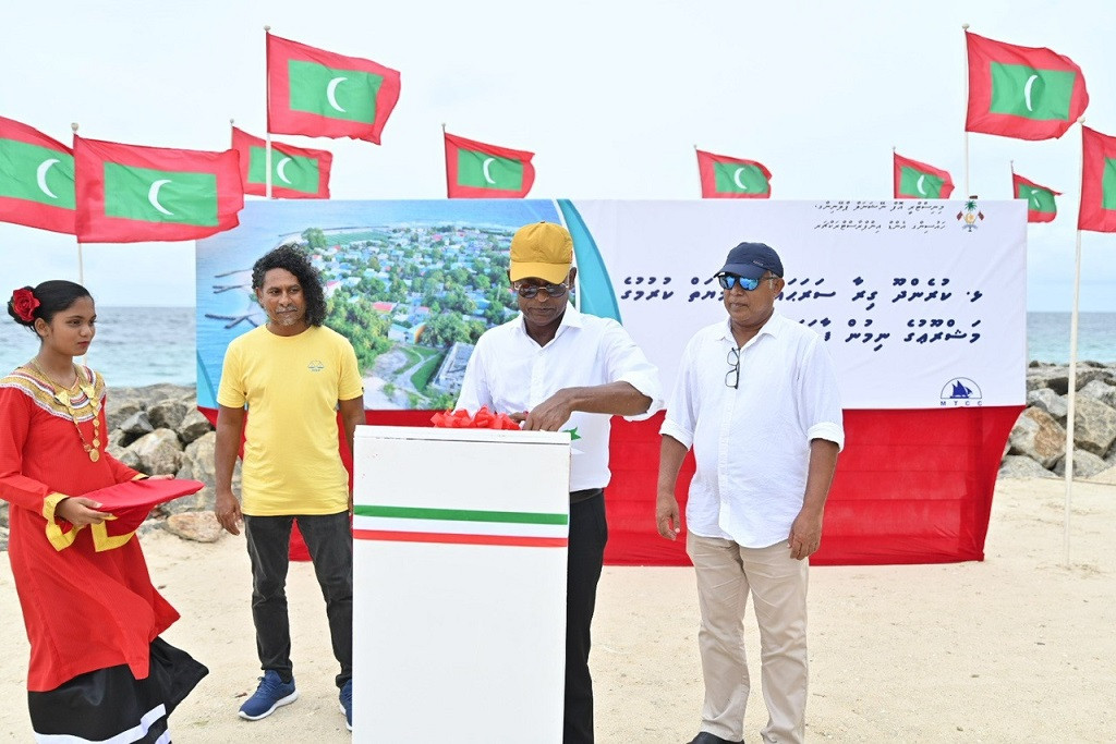 ރައީސް ކުރެންދޫ ގިރާ ސަރަހައްދު ހިމާޔަތްކުރުމުގެ މަޝްރޫއުގެ ނިންމުން ފާހަގަކޮށްދެއްވަނީ - ފޮޓޯ: އެމްޑީޕީ