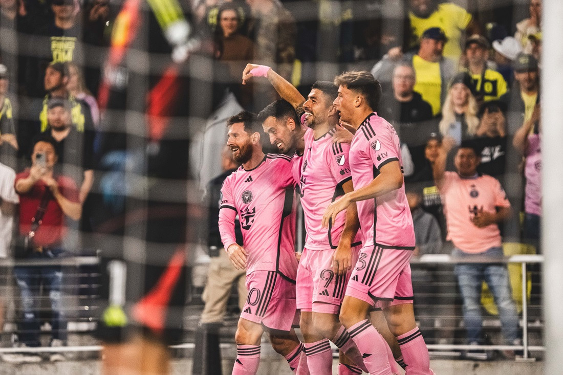 މެޗުގައި ލަނޑު ޖެހުމަށްފަހު، އިންޓަ މިއާމީގެ ކުޅުންތެރިންނާއެކު މެސީ އަދި ސުއަރޭޒް އުފާ ފާޅު ކުރަނީ