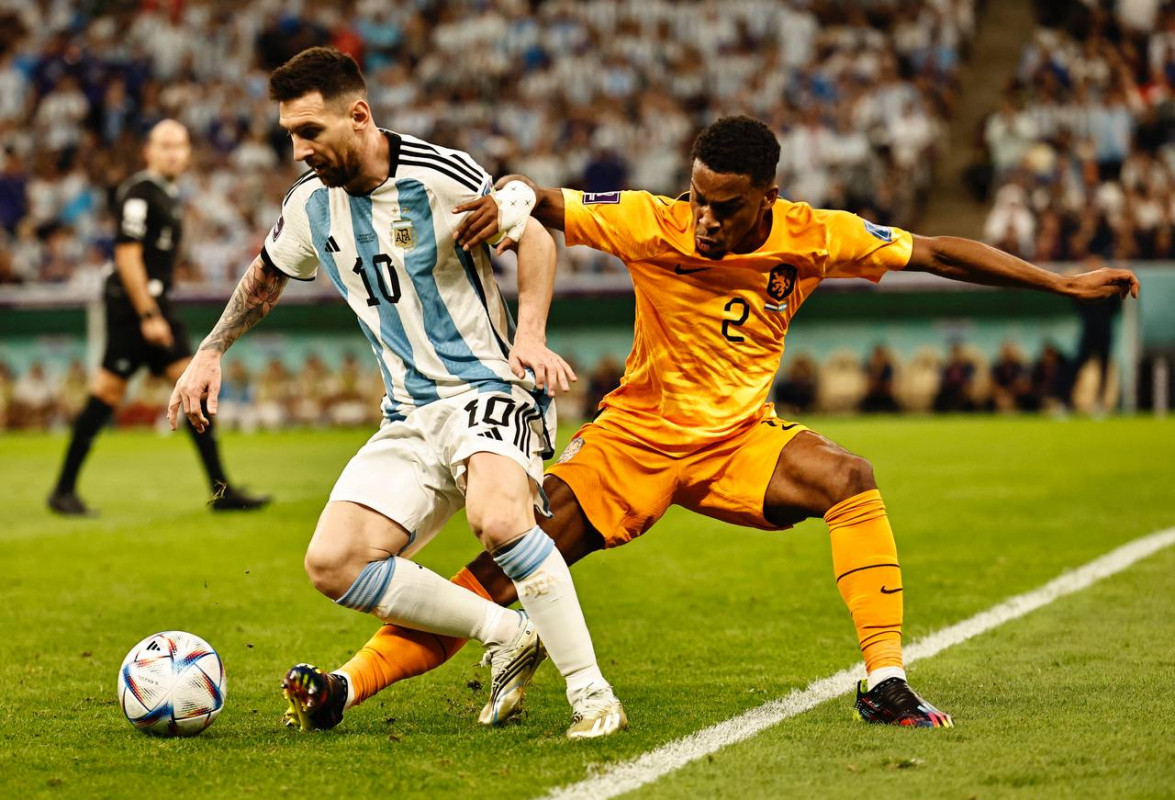 އާޖެންޓީނާ އަދި ނެދަލެންޑްސް ކުޅުނު މެޗުގެ ތެރެއިން - ފޮޓޯ: ރޮއިޓާސް